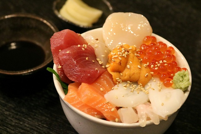 丼からあふれ出しそうなくらい海鮮類がたっぷり「海鮮丼 小」