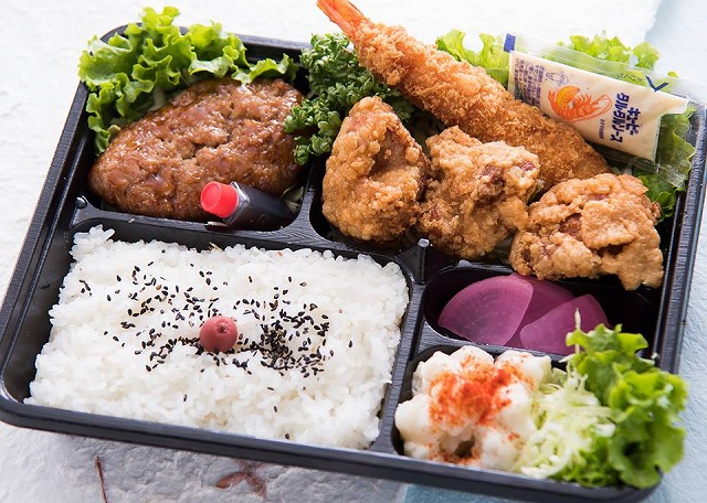 Aランチセットはハンバーグ、唐揚げ、海老フライ入り