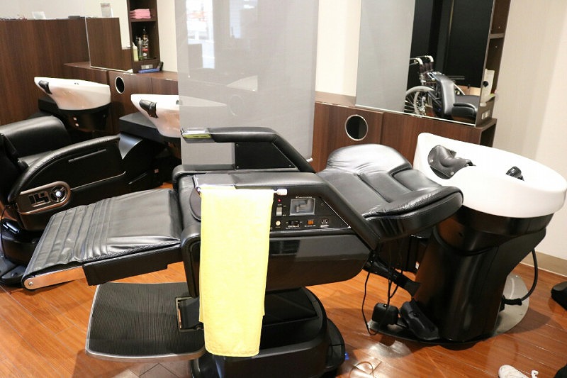 スパ仕様のシャンプー台「フルフラットシャンプーベッド」。首や腰への負担が軽く、体を楽に横にすることができます