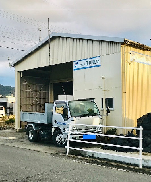 倉庫前