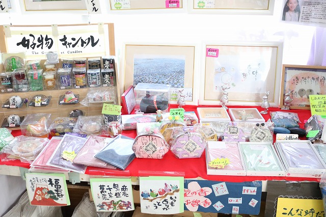 雑貨コーナーは、色とりどりの袱紗（ふくさ）やキャンドルなど見ていて楽しい