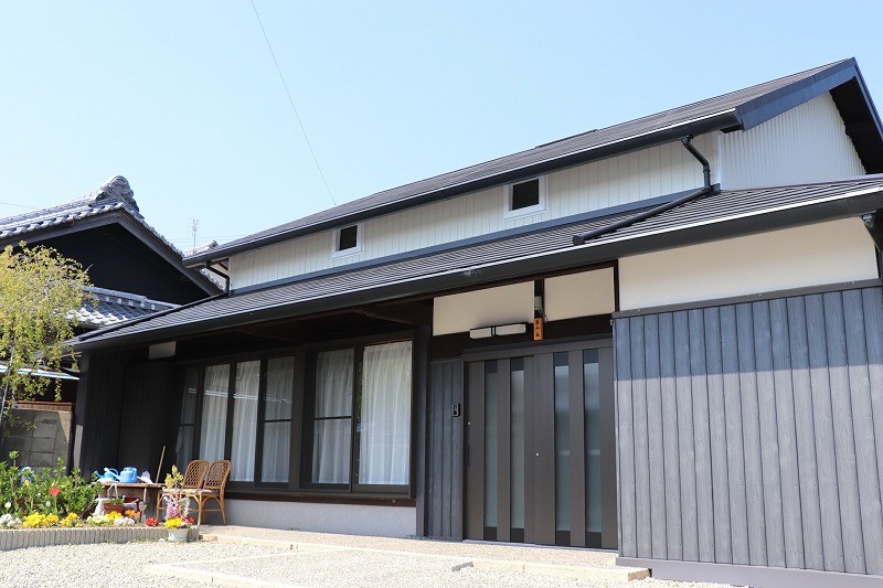 古かったお家の外観と内装をリフォームさせていただきました。印象がガラッと変わったと喜んでいただきました