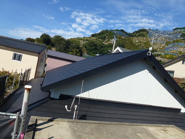瓦屋根から耐震性の高い板金屋根に直しました