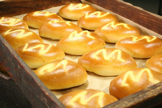 「クリームパン」焼き上がり～ 毎日当店工場でていねいにパンを焼いています