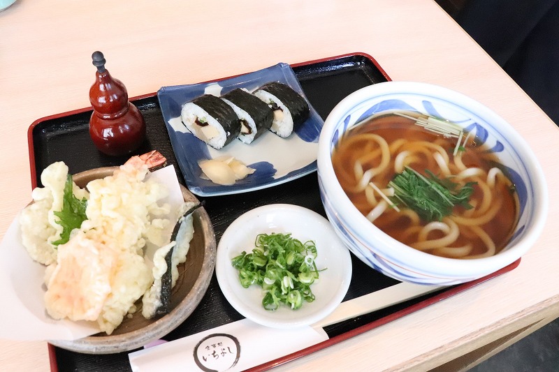 お昼の定番「天ぷらうどんセット」。うどんは太麺です！