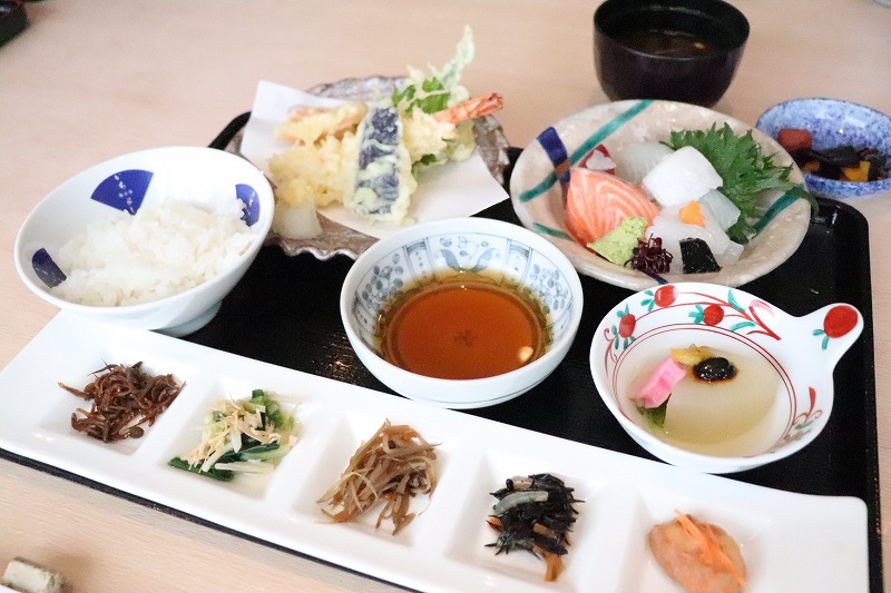 いちよし膳 揚げたて天ぷらとお造り、小鉢に盛もの５種がついています