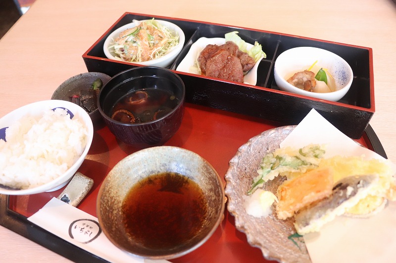 ステーキと天ぷらがついた箱膳