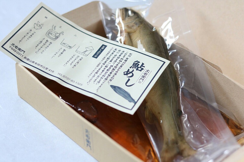 「鮎めし」には真空パックされた「鮎」と「だし」が入っています。調理はとっても簡単！炊飯器に入れるだけ～