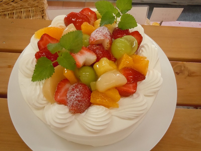 フルーツいっぱい！ホールケーキ
