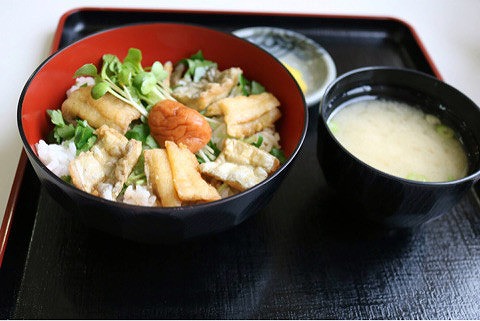 地元産の太刀魚を使った たちうお丼 好評です