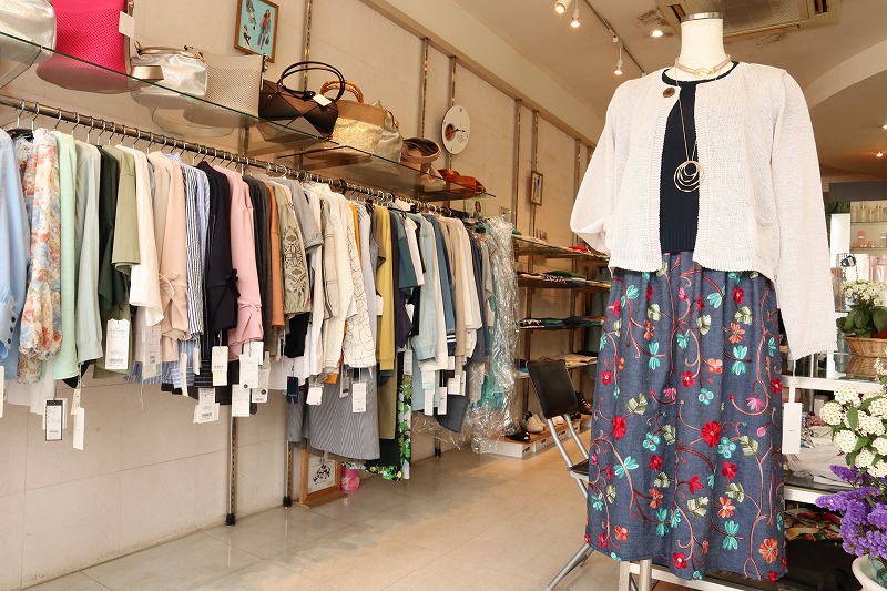 服・バッグ・靴など、お客様の個性を引きあげる商品を取り揃えてお待ちしています