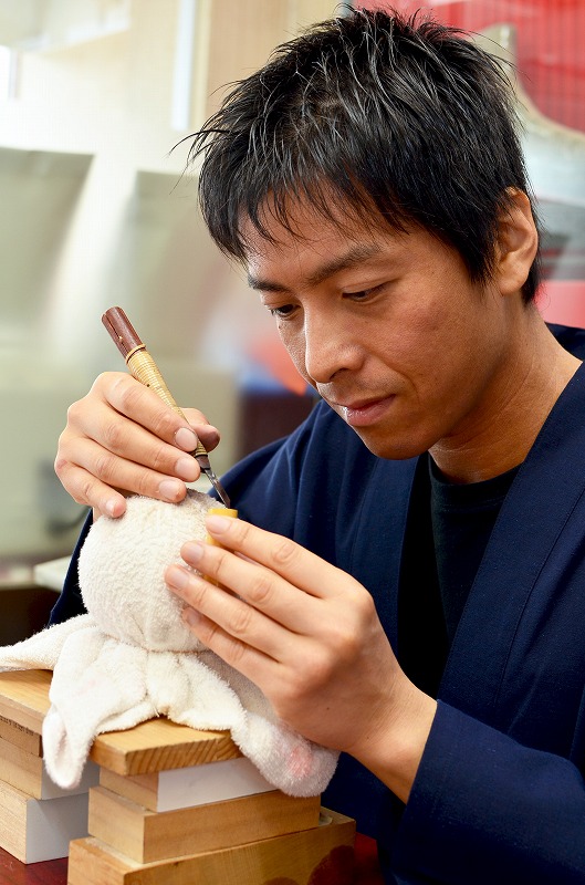 四代目店主です。私が丁寧に心を込めて印鑑をお作りします