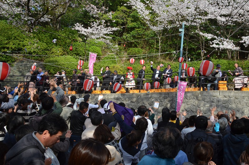 春の大祭 もち投げ