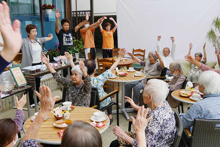 ひまわりカフェで健康体操
