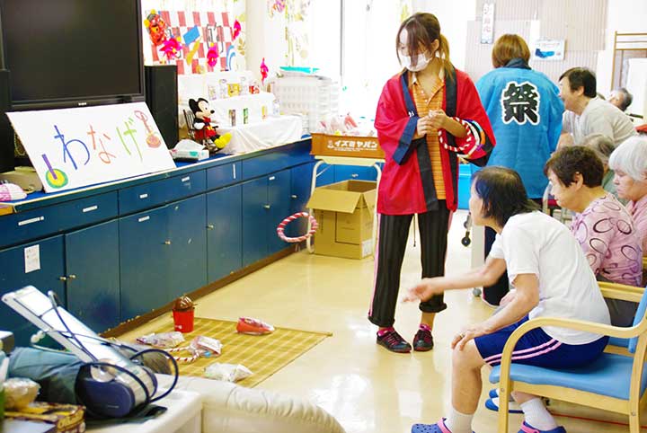 毎年開催される夏祭りの様子