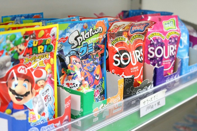 お子様に人気の「グミ」やお菓子おいてます
