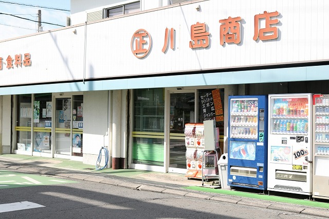 保田郵便局前のお店です