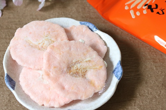 「大海老の姿焼き えびせん」は新鮮な海老が１匹入って食べ応えがあります
