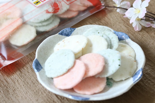 「有田三色せんべい」はえび、ごま、あおのり味が入っています