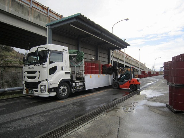 ＪＸＴＧ構内での出荷作業