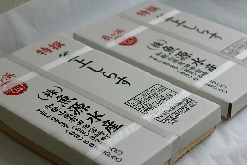 釜揚げしらすの贈り物には木の箱で