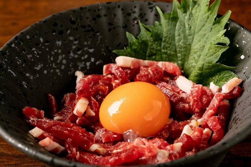 「ユッケ」 みんなが注文する定番メニューです